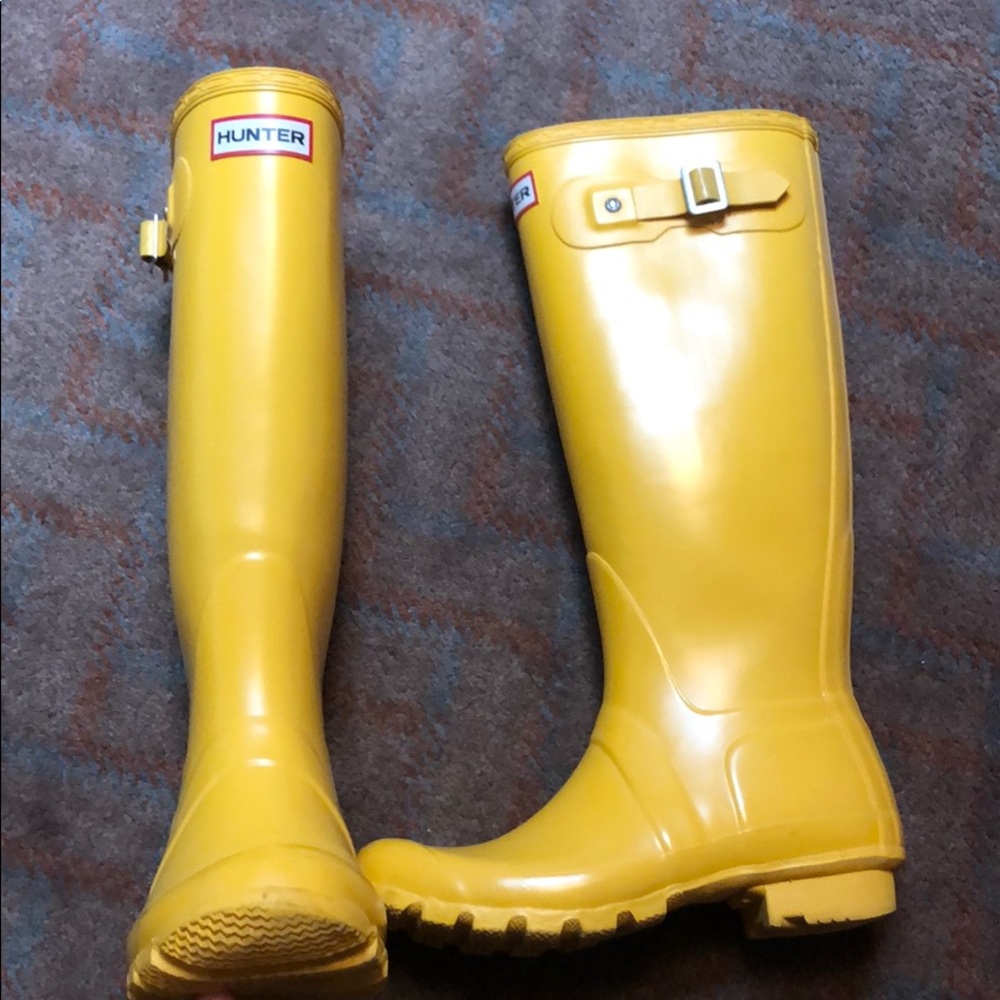 Hunter yellow boots size 7. Great condition